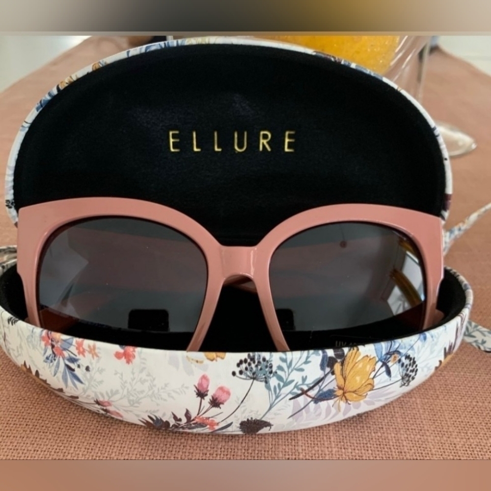 🐦NWT SUNGLASS SET WITH CASE